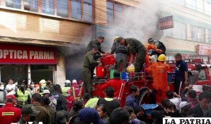Bomberos apagaron el fuego, pero ambos negocios quedaron afectados /Archivo LA PATRIA 