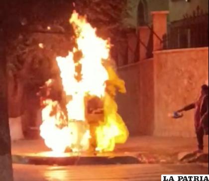 El fuego intenso en la esquina de la 6 de Octubre y Lira 
/CAPTURA DE VIDEO