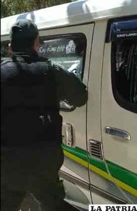 Los efectivos policiales rompieron una ventana /CAPTURA DE VIDEO
