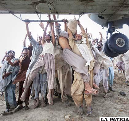Andrés Latif, de la agencia Reuters, ganó el premio al mejor fotógrafo freelance del año por esta imagen de un grupo de paquistaníes aferrándose desesperadamente a un helicóptero de ayuda del ejército para huir de las inundaciones que azotaron al país el año pasado.