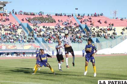 Cristhian López manda de cabeza el balón al fondo, para concretar el gol del triunfo de Oruro Royal