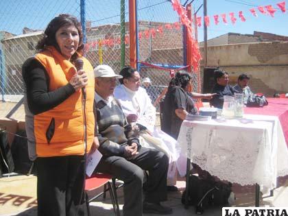 La alcaldesa, Rossío Pimentel, durante su discurso en la junta vecinal Sargento Flores