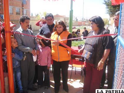 La alcaldesa Pimentel, inauguró junto a los vecinos un parque infantil