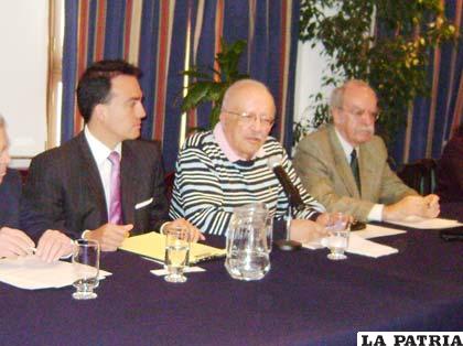 Javier Darío Restrepo (centro), comentó sobre la labor de los periodistas 