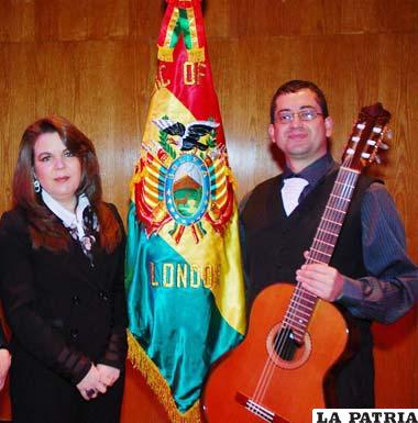 El artista Marcos Puña, junto a la embajadora de Bolivia, María Beatríz Souvirón