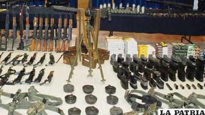 El arsenal está conformado por granadas, decenas de armas largas, cartuchos, chalecos antibalas y uniformes militares (SSP)