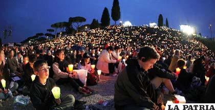 Miles de personas alumbran con velas la vigilia