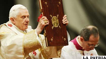 Benedicto XVI cierra la vigilia pidiendo que el mundo se renueve desde dentro