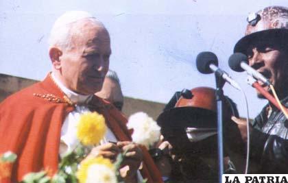 Minero le obsequia al Papa Juan Pablo II un casco de minero, cuando visitó Oruro el año 1988