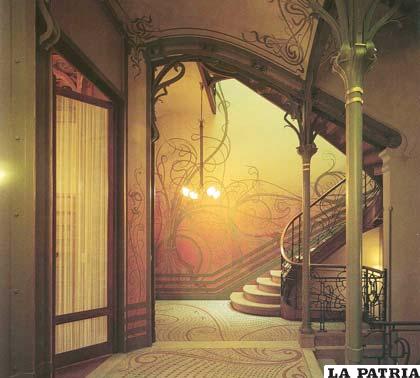 Una serie de planos, croquis y fotografías se exponen en una de las creaciones del artista Victor Horta