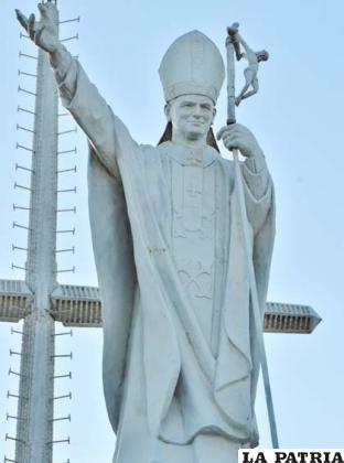 La estatua en homenaje al Santo Padre, el Papa Juan Pablo II, es la única que luce buen aspecto