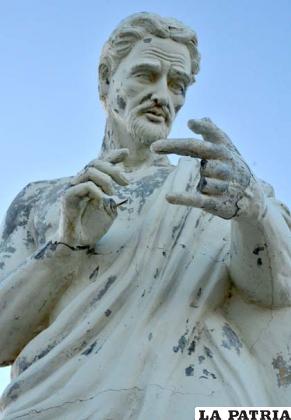 En la mano izquierda la estatua no tiene los dedos medio y anular