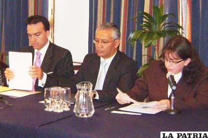 Viceministro de Gestión Comunicacional, Óscar Silva (derecha) en foro de la ANP