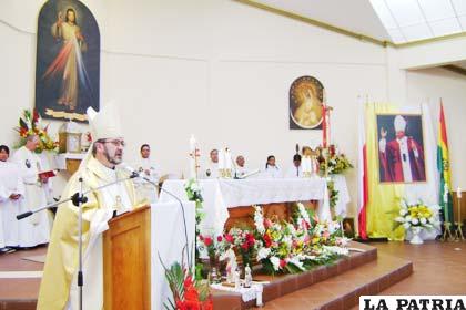 Monseñor Bialasik presidió la celebración eucarística de la Divina Misericordia