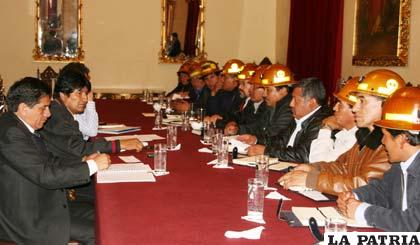 Reunión que sostuvieron el presidente y dirigentes de la Fencomin en la Gobernación