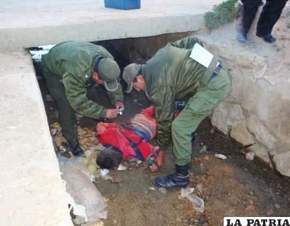 Policías recolectan indicios de la escena del crimen
