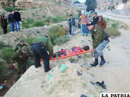 El cuerpo del menor es sacado de la zanja