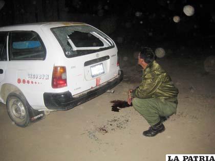 El investigador Claros revisa las huellas de sangre en el vehículo