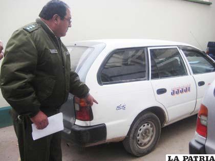 El director de Diprove, Cnl. Julio García muestra la placa de control que fue borrada de uno de los laterales (caso 3)