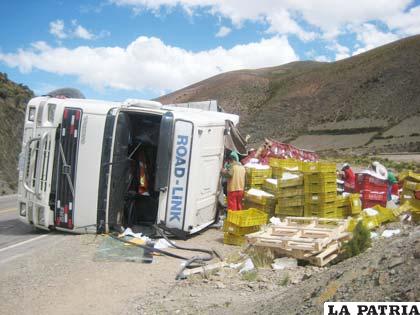 Camión tráiler volcado al salir de una curva, con una carga de 1.420 cajas de uva blanca y negra