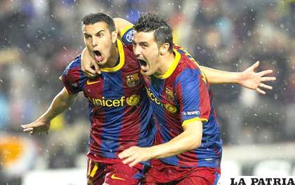 Pedro, festeja el gol de Barcelona junto a David Villa
