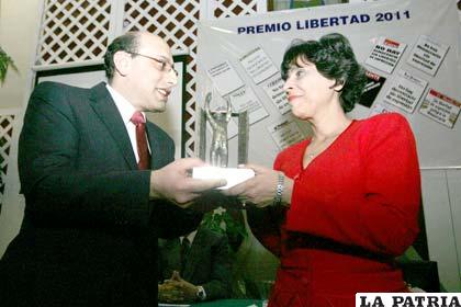 Carmen Ruiz recibe el Premio Libertad de manos del presidente de la ANP, Marco Dipp Muckled