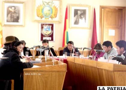 El pleno del concejo municipal, instruirá a la alcaldesa sancionar a funcionario municipal
