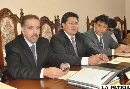 Carlos Estrada, junto a Mauricio Méndez, en la reunión de la Liga
