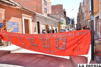 Maestros bloquearon en calles anexas a la Dirección Departamental de Educación 