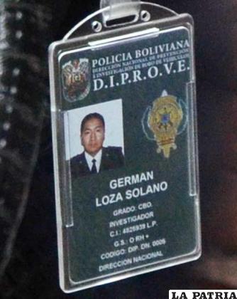 En detalle la credencial del policía de Diprove