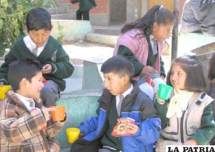 Comité de Vigilancia rechaza distribución de desayuno escolar en bolsas plásticas