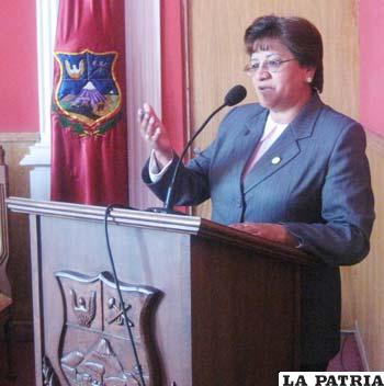 La oficial de Desarrollo Humano, Rosario Cortéz durante la conferencia de prensa en el Salón Rojo de la comuna
