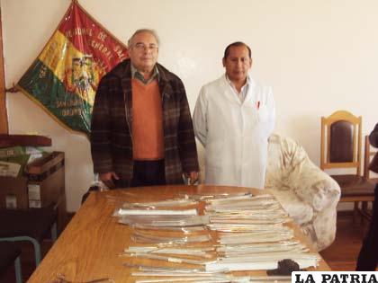 Autoridades del Hospital General San Juan de Dios, junto al material quirúrgico donado por la española Medicusmundi Cantabria