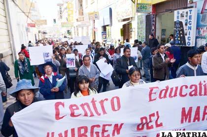 Padres de familia en contundente manifestación