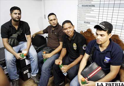 Los trabajadores de la penitenciaría, salieron en tres ambulancias junto a funcionarios del Ministerio del Interior