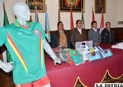 Durante el acto de entrega de uniformes a los deportistas de la delegación de Oruro