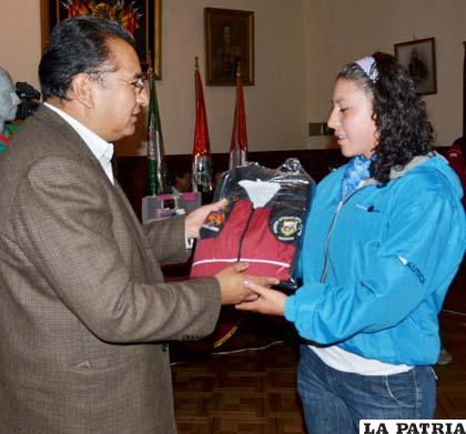 El gobernador Santos Tito, entrega el uniforme a Viviana Llanos del basquetbol