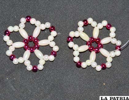 PASO 4
Unir, saliendo por una perla; insertar una perla fucsia, girar para entrar por la perla del otro plano e insertar una perla fucsia, formando la flor de cuatro.
