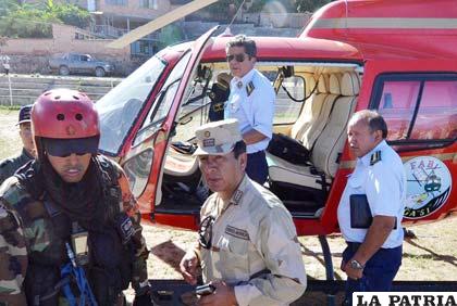 Equipo de rescate que busca a los desparecidos