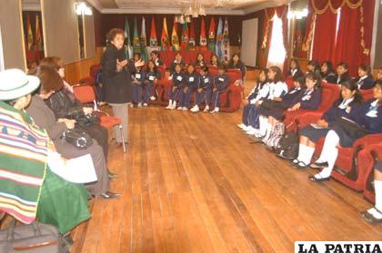 Representante del Defensor del Pueblo, Clotilde Calancha, en exposición frente a estudiantes de colegio