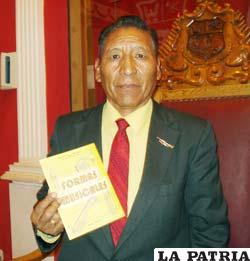 Vicente Choque Mamani con su libro “Formas Musicales” dedicado a las 
nuevas generaciones de músicos
