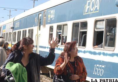 Padres de familia con el deseo de éxitos, a la delegación de Oruro