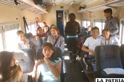 Deportistas muestran su alegría por ser parte de la delegación de Oruro