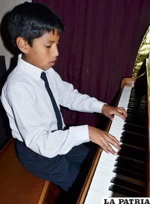 Rubén Tangara, en el concierto organizado por el Instituto “María Luisa Luzio”