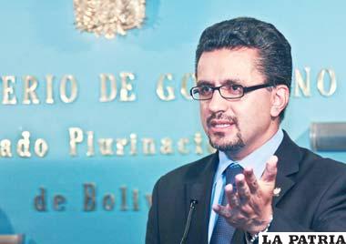 El ministro de Gobierno, Sacha Llorenti, anuncia que se descubrió la “punta del ovillo” de una red delictiva que opera en la sede de Gobierno