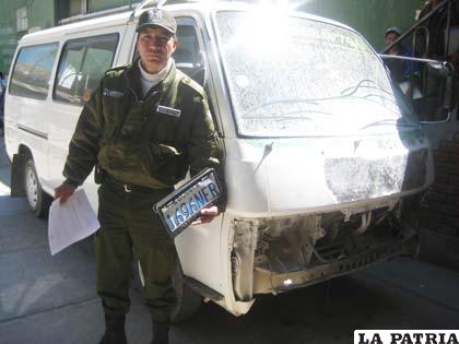El investigador de Especiales, Cbo. David Vásquez muestra la placa del motorizado del minibús que era despintado y chapeado