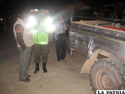 Se observa la parte posterior de la camioneta que fue impactada por el conductor del minibús
