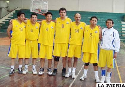 Equipo masculino de voleibol que consiguió la medalla de oro