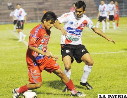 Daner Pachi intenta eludir la marca de Jhosimar Prado