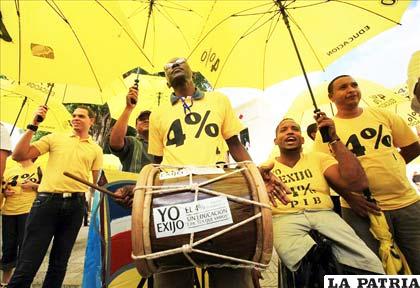 Exhibir el color amarillo en un acto público en la República Dominicana puede ocasionar un amargo momento